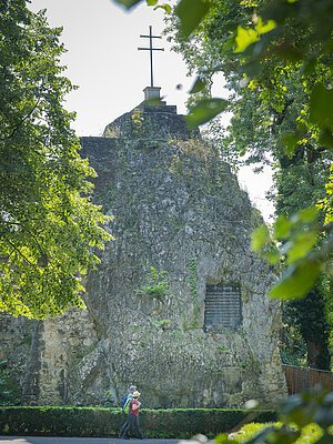 Mangoldfelsen in Donauwörth, Altstadt Donauwörth Spaziergänger am Mangoldfelsen in Donauwörth.