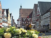 Blick auf den Marktplatz mit seinen Fachwerkhäusern.