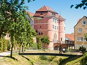 Blick auf das Rieder Tor mit davor verlaufender kleiner Wörnitz und einer Brücke über dieser