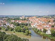 Luftaufnahme von Donauwörth mit seinen Kirchtürmen und dem Donauspitz, an dem die Flüsse Donau und Wörnitz zusammenfließen.