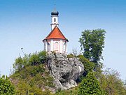 Blick auf die erhöht liegende Kalvarienbergkapelle