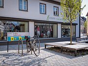 Blick auf die E-Bik-Ladestation in Oettingen. Rechts daneben befinden sich Sitzgelegenheiten.