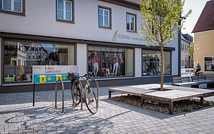 Blick auf die E-Bik-Ladestation in Oettingen. Rechts daneben befinden sich Sitzgelegenheiten.