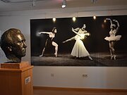 Eine Büste von Werner Egk und Ballett-Bilder an der Wand