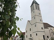 Außenblick auf die moderne evangelische Kirche.