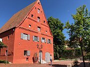 Das scharlachrote Gebäude vom Heimatmuseum auf der Altstadtinsel.