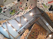 Blick auf die Kletterwände und die Halterungen in der Kletterhalle.