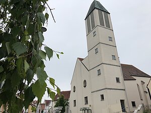 Außenblick auf die moderne evangelische Kirche.