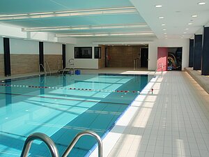 Stadtbad Blick auf das mit Wasser befüllte Schwimmbecken.