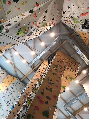 Kletterhalle in Donauwörth Blick auf die Kletterwände und die Halterungen in der Kletterhalle.