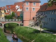 Kleines Boot eine sogeannte Zille  auf der kleinen Wörnitz  im Hintergrund das Rieder Tor.