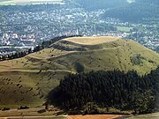 Lufbildaufnahme vom Ipf. Im Hintergrund sieht man die Stadt Bopfingen.
