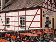 Blick auf das Fachwerkhaus in dem das Brückencafé in Harburg untergebracht ist.